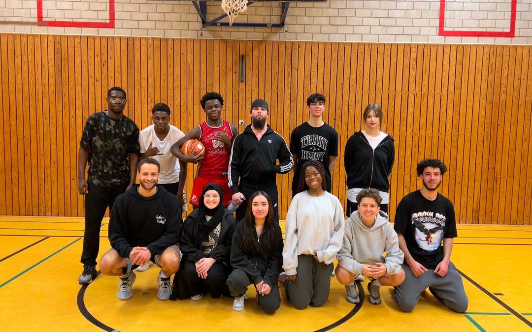 Basketball-Begeisterung pur: Ex-Bundesligaspieler Josh Assogba leitet Q1-Sportkurs an